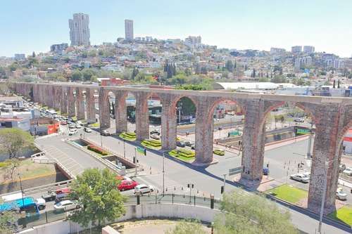 Activistas protestan en Querétaro por el consumo de agua de los data centers