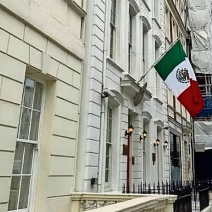 Anticorrupción abre investigación por estancia del hijo de Marcelo Ebrard en la embajada en Reino Unido