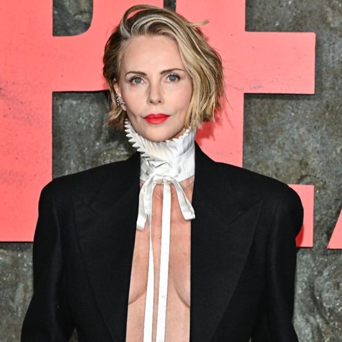Charlize Theron escala un muro en Times Square para promocionar ‘Apex’