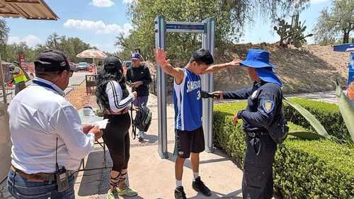 Instalan arcos detectores de metales en los cinco accesos de Teotihuacán