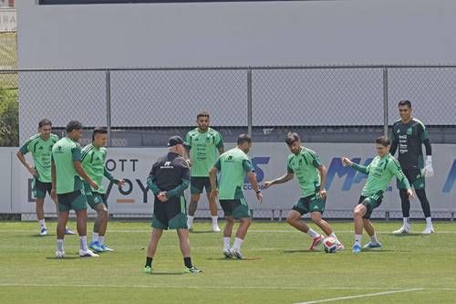 Álvaro Fidalgo y Julián Quiñones se reportan al CAR rumbo al Mundial 2026