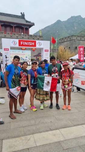 Atletas indígenas mexicanos triunfan en el 23 Maratón de la Gran Muralla China