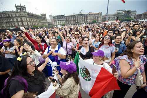 BTS saluda a sus fans desde un balcón de Palacio Nacional acompañado por Claudia Sheinbaum