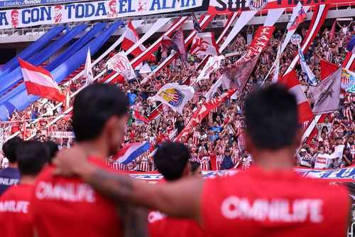 Chivas abre entrenamiento a puerta abierta en el Estadio Akron previo a Tigres