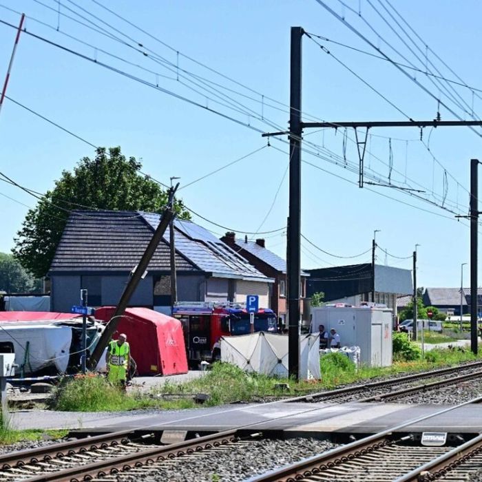 Colisión entre tren y minibús escolar en Buggenhout deja cuatro muertos y cinco heridos