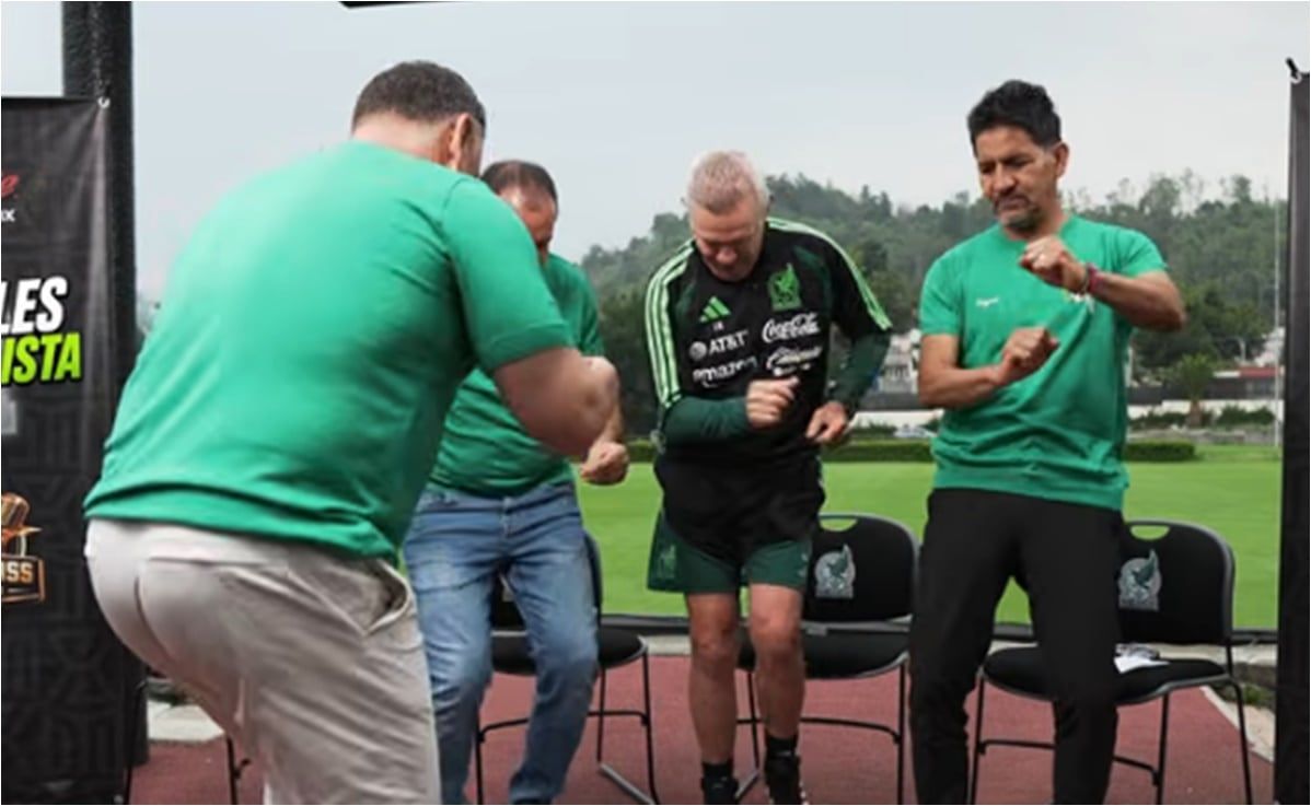 cuauhtemoc-blanco-visita-la-concentracion-de-la-seleccion-mexicana-y-baila-con-javier-aguirre
