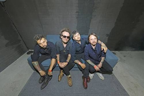 de-nalgas-celebra-10-anos-de-vulgar-dulce-hogar-y-presenta-bisnesworld-en-foro-indierocks