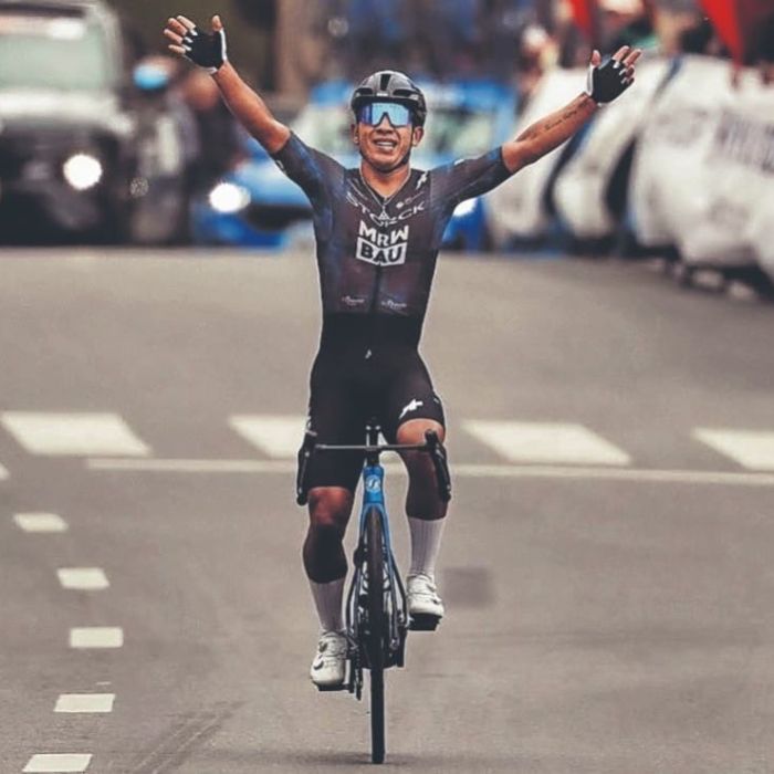 Edgar Cadena gana la tercera etapa de la Vuelta a Asturias y confirma su ascenso en Europa