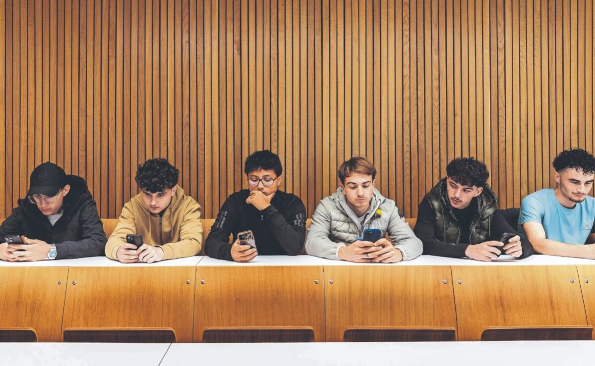 gana-terreno-la-prohibicion-de-celulares-en-las-escuelas-de-europa