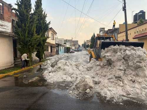 Granizada en Toluca deja calles cubiertas de hielo y provoca caos vial