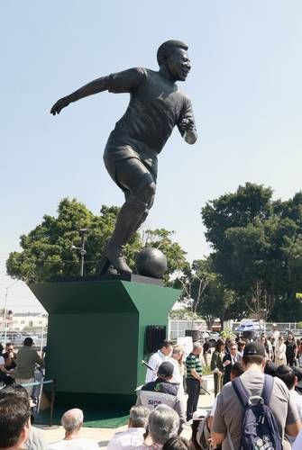 Guadalajara inaugura ‘La Canarinha’, escultura monumental en honor a Pelé