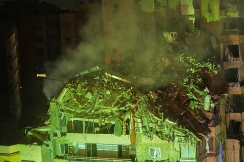 Israel bombardea los suburbios del sur de Beirut y afirma haber matado a un comandante de Hezbollah