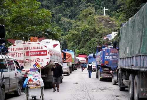 Movilizaciones y bloqueos paralizan regiones de Bolivia; el gobierno denuncia un “proceso conspirativo”