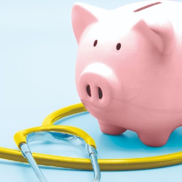 Seguros médicos en México suben hasta 40% en 2026; adultos mayores, los más afectados