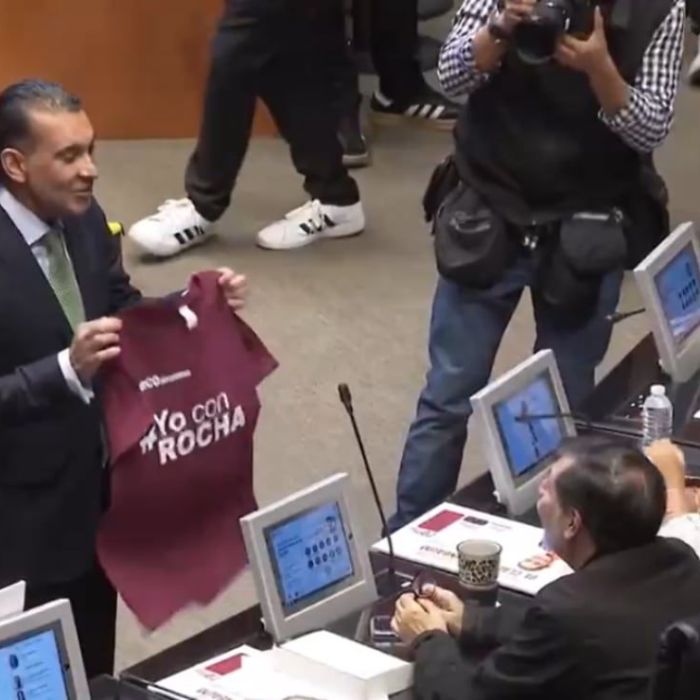 Senador del PVEM arroja playera ‘Yo con Rocha’ a Fernández Noroña en el Senado