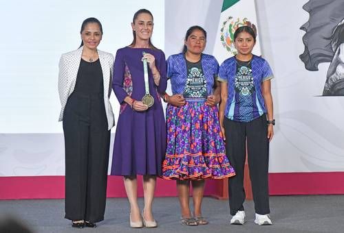 sheinbaum-recibe-en-palacio-a-corredoras-de-mexico-imparable-tras-triunfos-en-la-gran-muralla-china