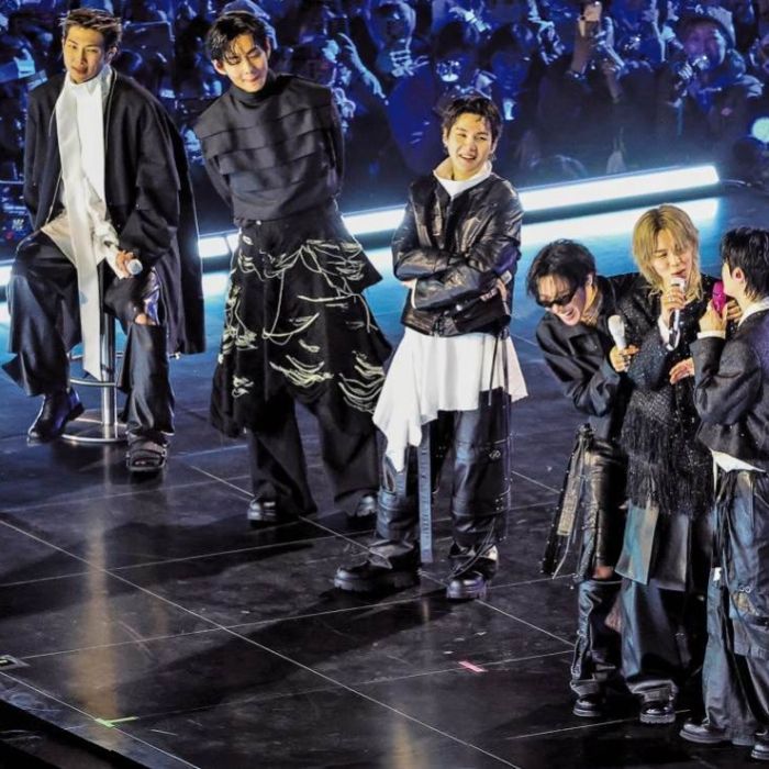 Vendedores ofrecen ‘merch’ no oficial y traslado cerca del Metro Santa Anita por los conciertos de BTS