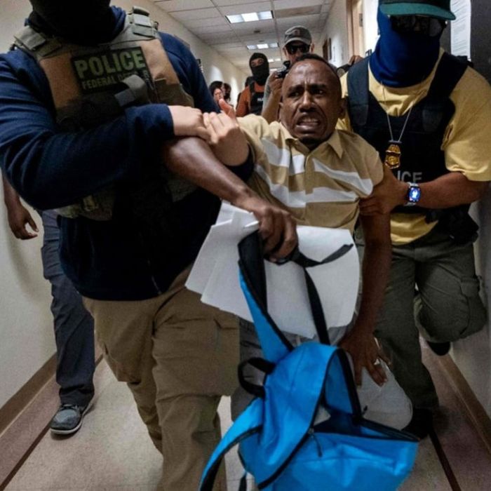 Juez federal bloquea arrestos de ICE en tribunales de inmigración