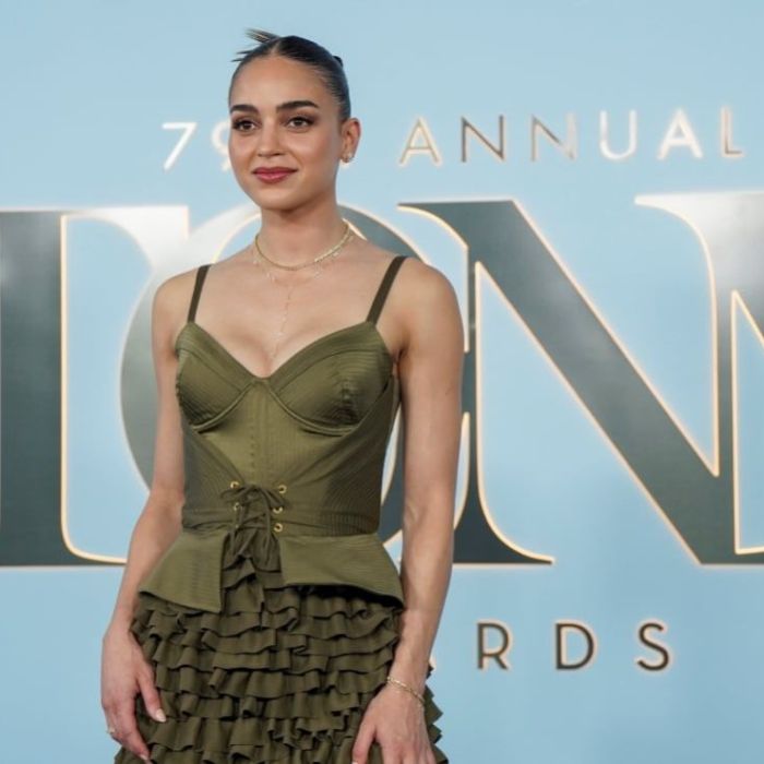 Melissa Barrera acapara miradas en la alfombra roja de los Premios Tony 2026