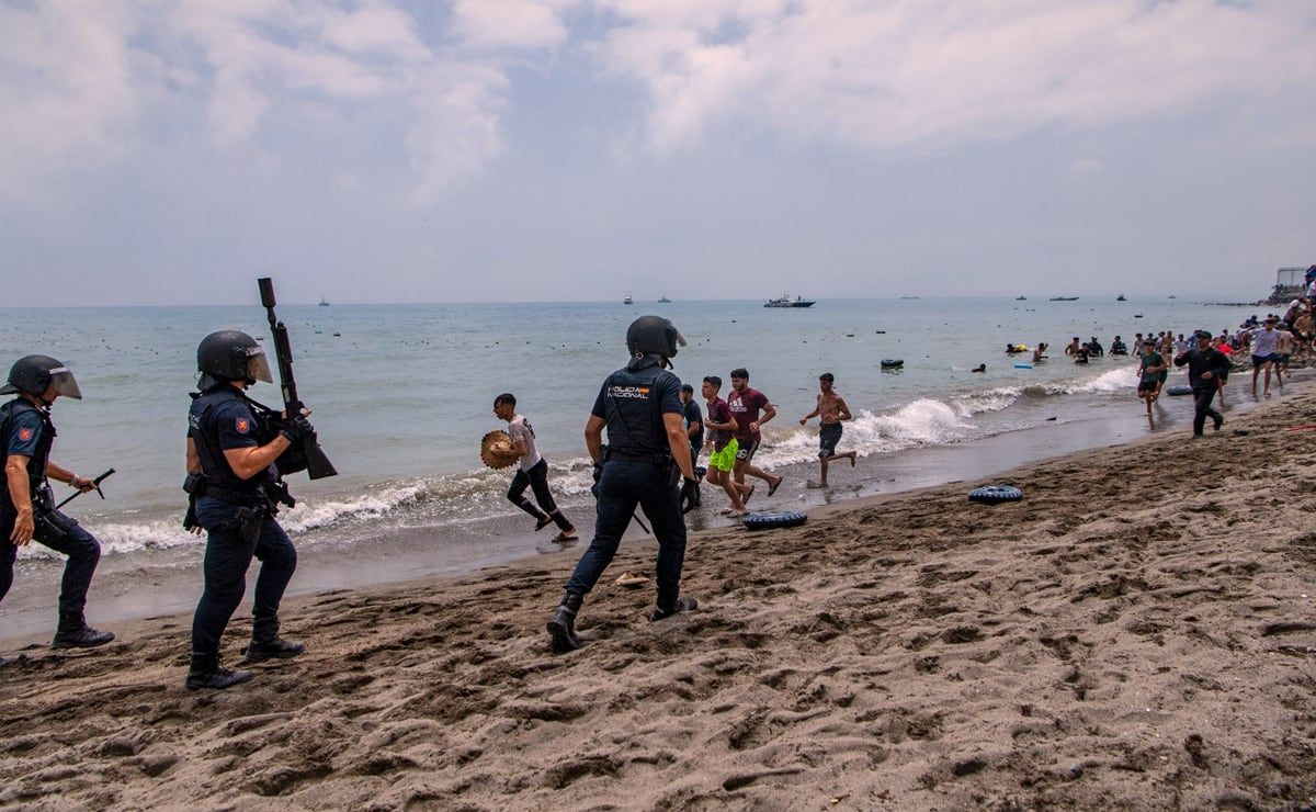 marruecos-emplea-gases-lacrimogenos-y-canones-de-agua-para-dispersar-a-migrantes-en-la-frontera-con-ceuta