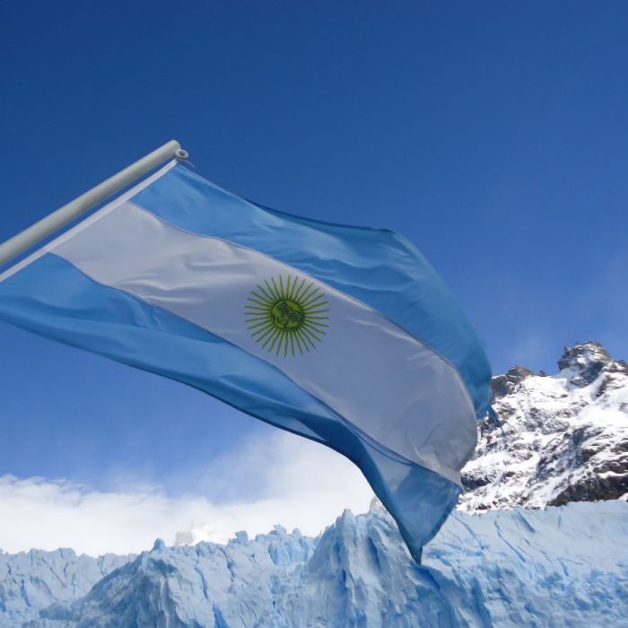 Milei firma decreto para impedir el ingreso o expulsar a extranjeros por mensajes de odio contra Argentina