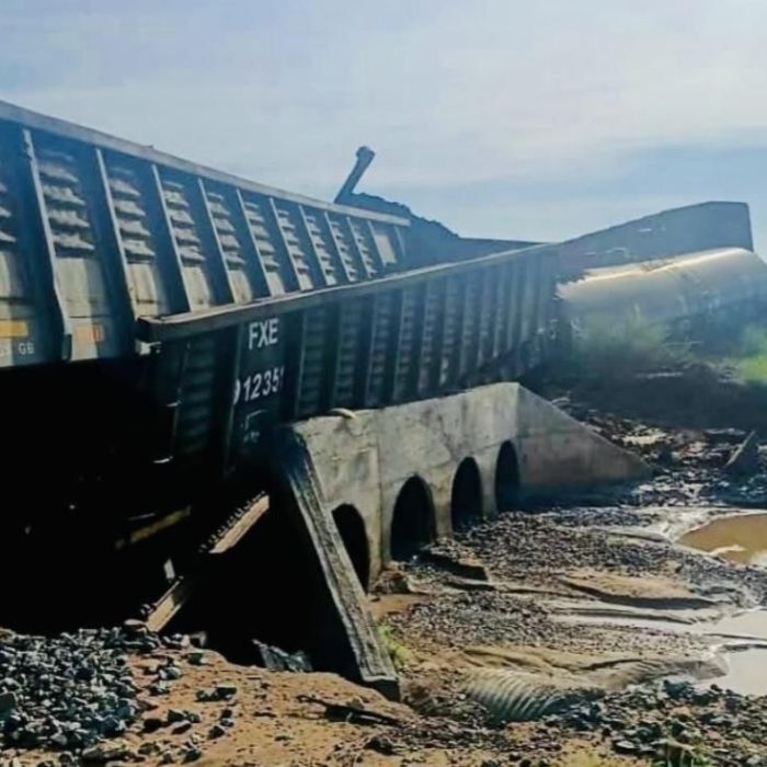 Vagón tanque de Ferromex se vuelca en el ejido Cuauhtémoc, Naco; reportan derrame controlado