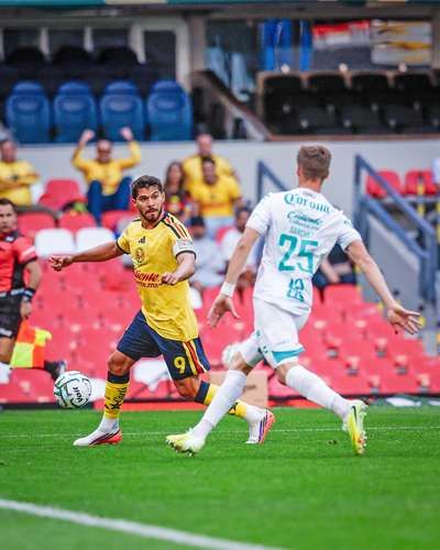América vence 3-0 a Santos y toma el liderato de la Liga MX