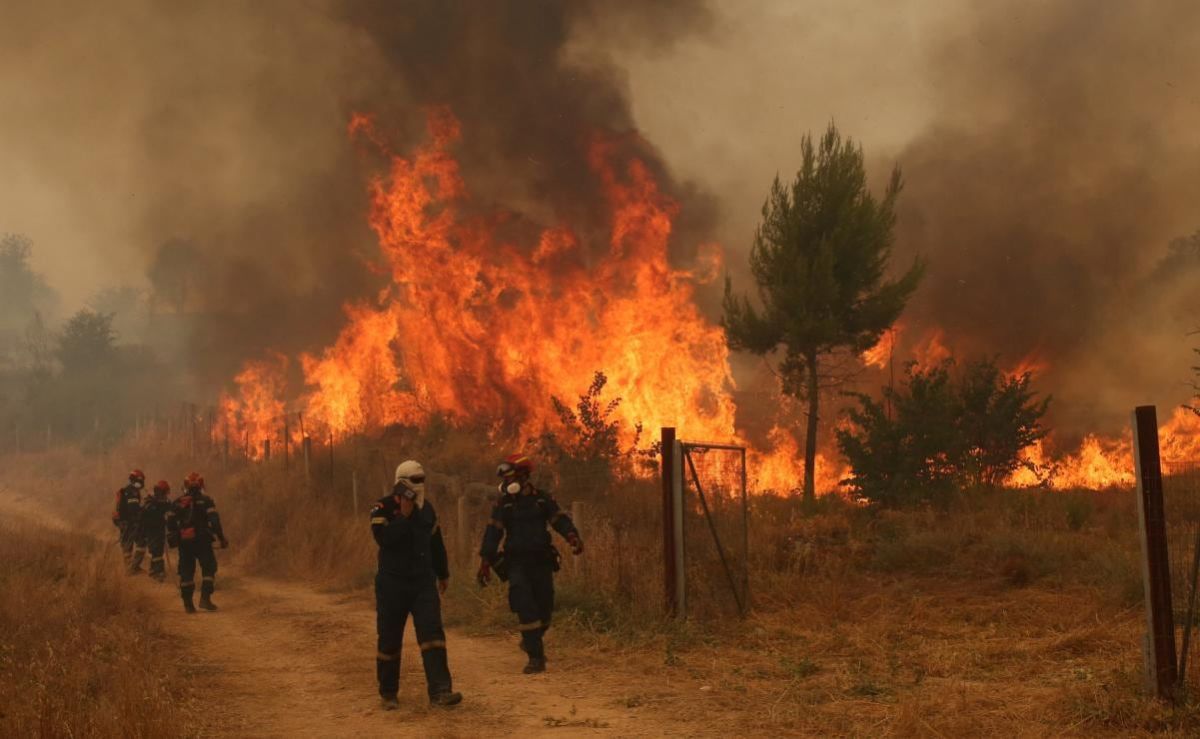 chocan-dos-helicopteros-mientras-combatian-un-incendio-forestal-en-grecia