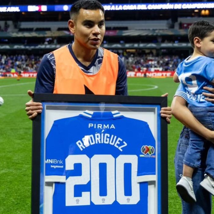 Cruz Azul reconoce a Charly Rodríguez por sus 200 partidos con La Máquina