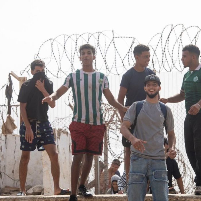 España instalará una barrera de contención en Ceuta tras crisis migratoria con 67 muertos