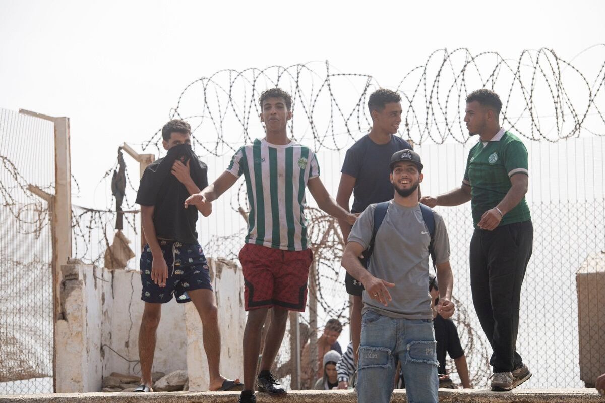 espana-instalara-una-barrera-de-contencion-en-ceuta-tras-crisis-migratoria-con-67-muertos