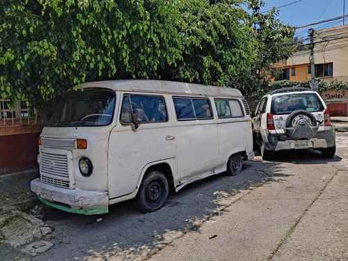 La unidad Kennedy acumula autos abandonados y basura en Jardín Balbuena