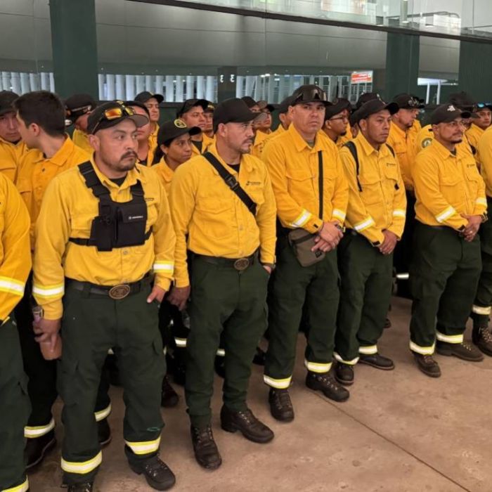México envía 103 brigadistas a Canadá para combatir incendios forestales
