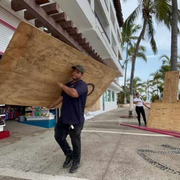Comerciantes refuerzan el malecón de Puerto Vallarta ante amenaza del huracán Simón