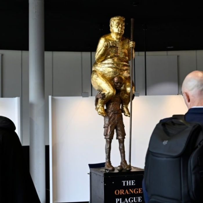 Eslovaquia exige retirar una escultura satírica de Trump del Parlamento Europeo
