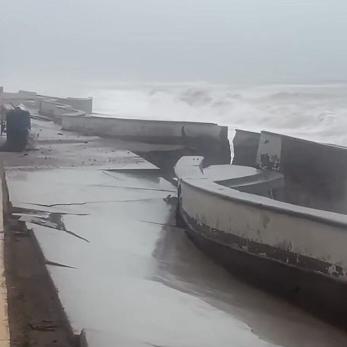 Fuerte oleaje daña el malecón de Playa Ceuta y restringen el acceso en Elota