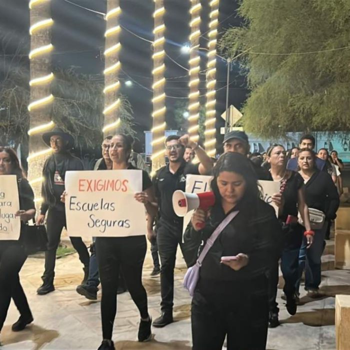 Maestros marchan en Torreón para exigir seguridad en las escuelas tras ataque en secundaria
