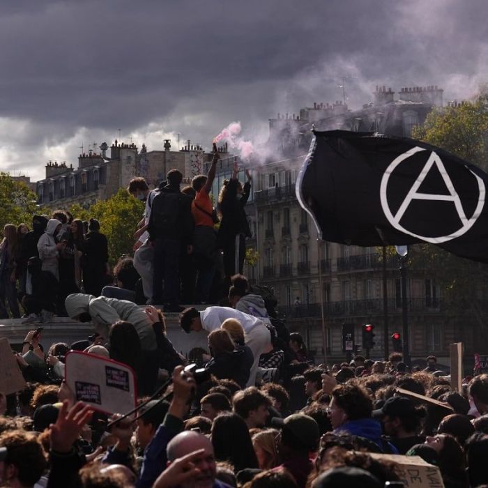 Policía usa gas lacrimógeno contra estudiantes atrincherados en París