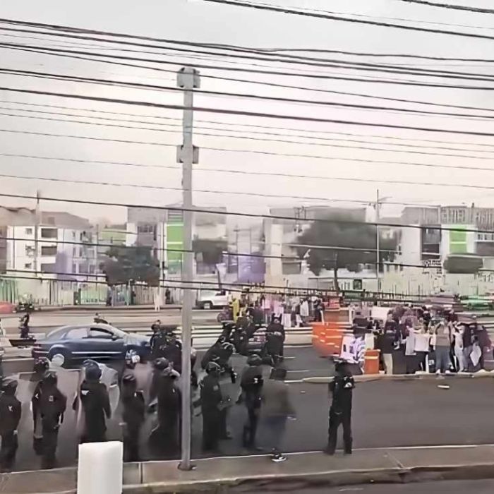 Policías encauzan a trabajadores del IMSS y liberan vialidades en Eje 3 Oriente y Viaducto