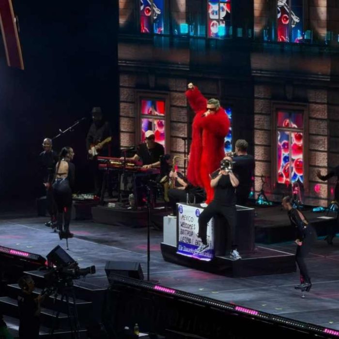 Robbie Williams convierte el Palacio de los Deportes en una fiesta de música y humor