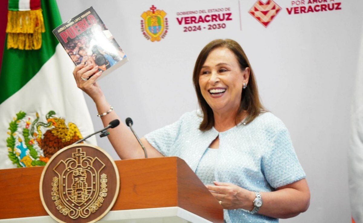 rocio-nahle-regala-ejemplares-del-libro-pueblo-de-amlo-en-veracruz