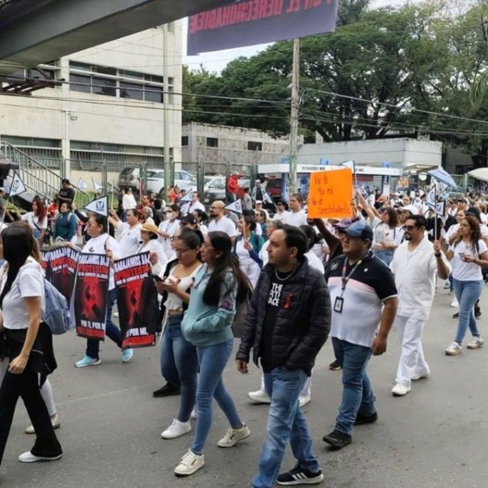 Trabajadores del IMSS marchan en Cuernavaca por aumento salarial y falta de insumos