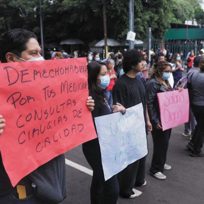 Trabajadores del IMSS protestan en 18 estados por aumento salarial e insumos médicos