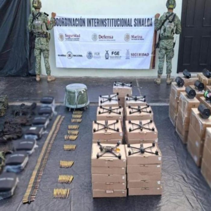 Aseguran 48 drones, 64 baterías y equipo táctico en El Rosario, Sinaloa