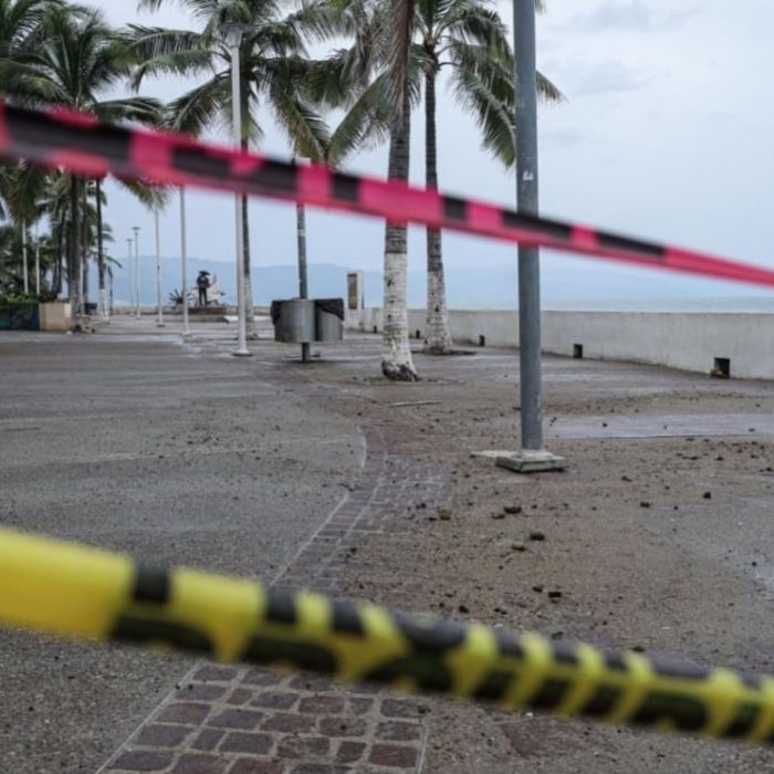 Huracán Simon deja a Puerto Vallarta con calles vacías y comercios cerrados
