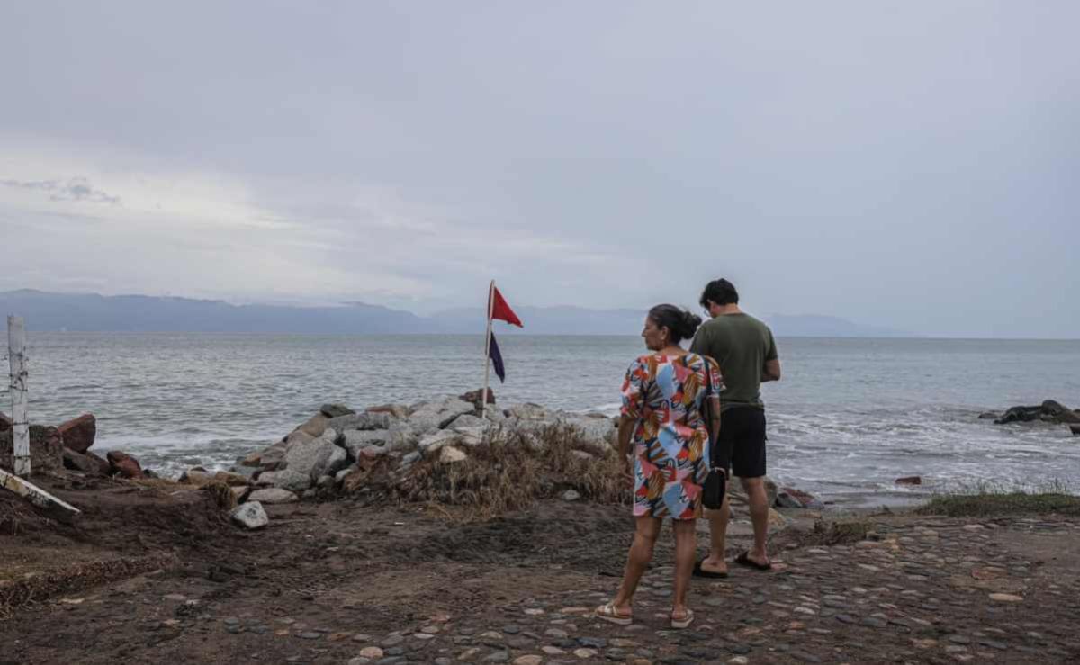 puerto-vallarta-retoma-actividades-tras-el-paso-del-huracan-simon