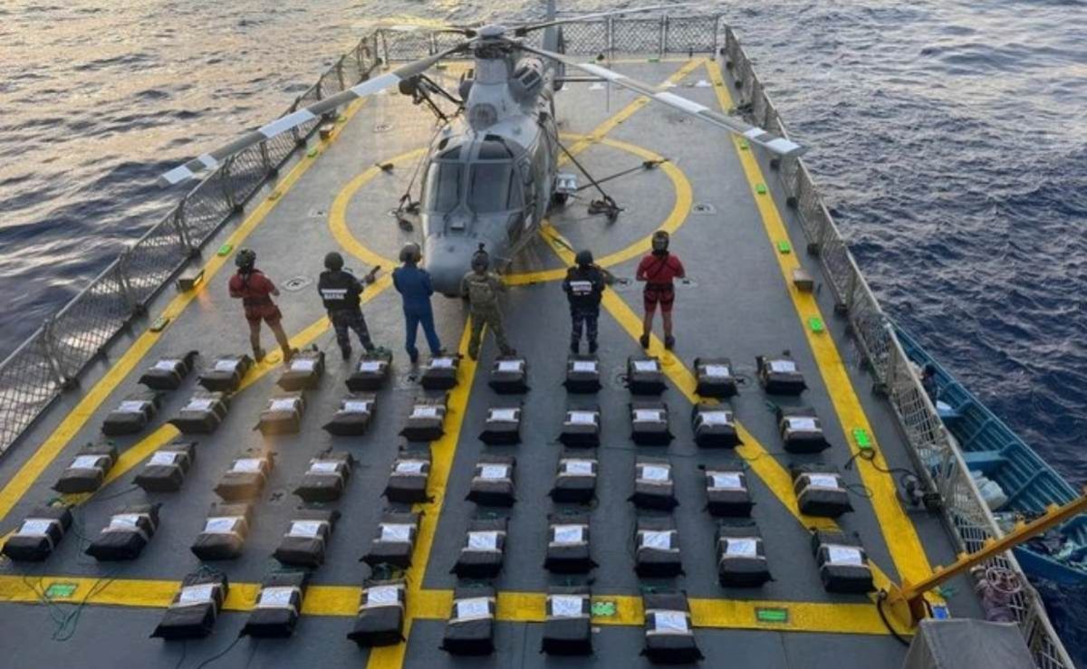 ronald-johnson-resalta-decomiso-de-1-2-toneladas-de-cocaina-en-el-pacifico