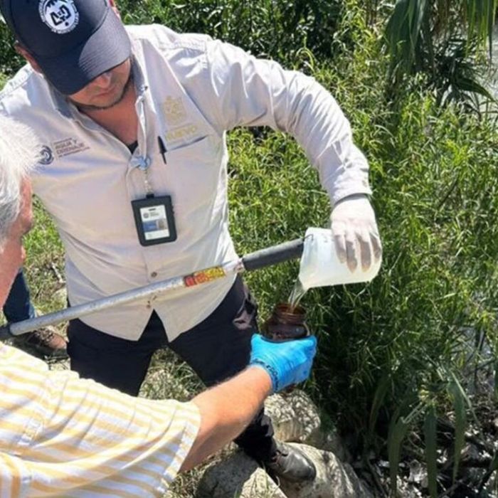 Supervisan remediación por derrame de hidrocarburos en el río Pilón, Nuevo León